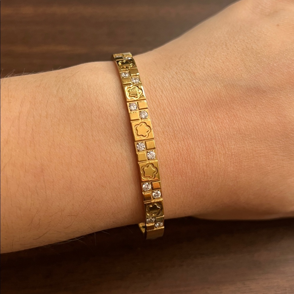 Gold plated stainless steel flower stone bangle bracelet